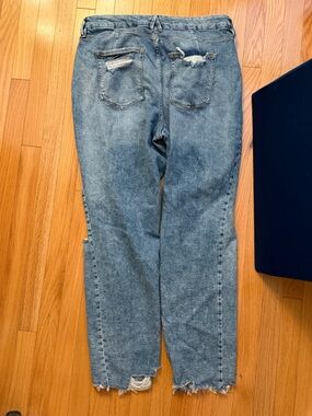 Good American Light Blue Denim Jeans with Gold Stitching